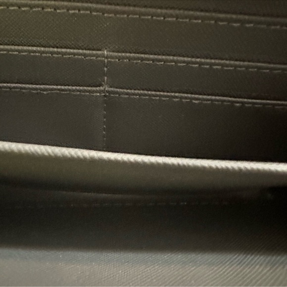 Prada Safianno wallet with 3 compartments. GUC - Picture 7 of 10